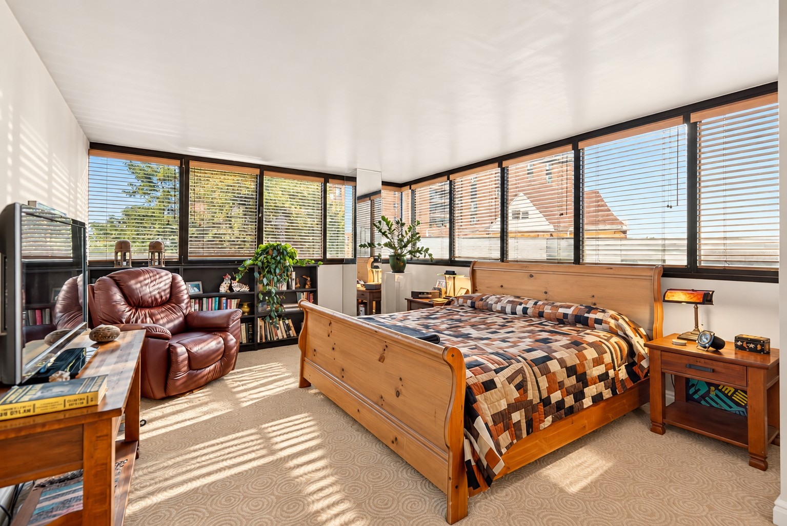 Primary bedroom · 25′ × 13′